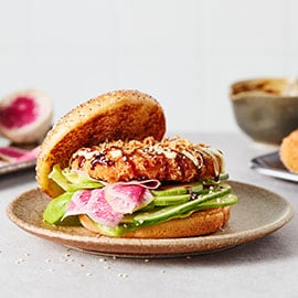 Vegetarische crispy kip burger met avocado, komkommer, radijs, teryaki en wasabi mayo Vegetarische crispy kip burger met avocado, komkommer, radijs, teryaki en wasabi mayo